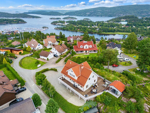 Flott innholdsrik enebolig med 2 utleieenheter beliggende på toppen av Sætre. Fantastiske solforhold. Barnevennlig.