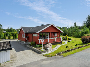 Flott og godt vedlikeholdt enebolig med innholdsrik planløsning over to plan. Solrik og pent opparbeidet tomt. Garasje.