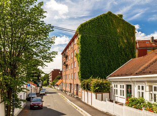 Gjennomgående og stor 2(3)-roms leilighet - Tilbaketrukket beliggenhet - Separat kjøkken - Oppussingsobjekt