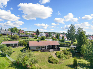 HAMAR/AJER - Enebolig på skjermet tomt med attraktiv beliggenhet. Solrik uteplass med flott utsikt. Mye potensiale.