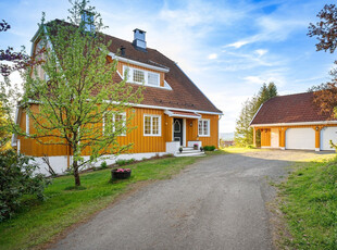 Herskapelig eiendom med en utrolig utsikt! Klassisk villa med stor dobbel garasje, svært gode solforhold og stor have!