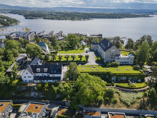 Herskapelig og storslagent på toppen av Lagåsen! Fantastisk 2(3)-roms seniorbolig i populært område på Lysaker. Hage.