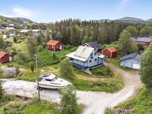 Hommelstø - Stor boligeiendom med flere bygninger - Grense mot sjøen