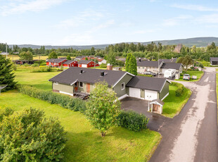 Hyggelig bolig med potensiale og nyere tak i sentralt område i Spulsåsen - Friområde på nabotomta - To garasjeplasser.