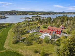 Idyllisk småbruk/enebolig m. lang strandlinje og egen brygge | 4 soverom, 3 bad | Stor låve m. dbl garasje