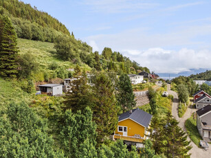 Innflytningsklar enebolig med meget god planløsning, flott utsikt og inngjerdet uteområde.