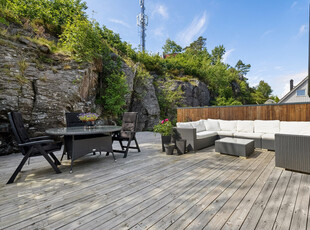 Innholdsrik del av tomannsbolig med en attraktiv beliggenhet. Flott terrasse, hage, god planløsning og garasje i rekke