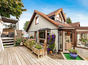 Innholdsrik enebolig med flere flotte uteplasser - Dobbel garasje og carport - Leieinntekter!