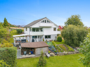 Innholdsrik enebolig med flott hage. Populært boligområde. Garasje