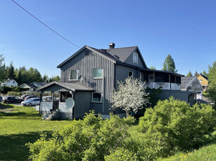 Innholdsrik enebolig med sentral beliggenhet i Raufoss - 2 kjøkken - 2 bad - overbygde verandaer - carport.