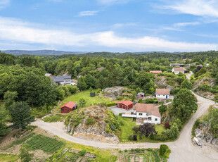 Innholdsrik enebolig med uthus og garasje i landlige omgivelser - Romslig fin opparbeidet tomt - Solrikt