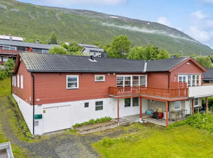 Innholdsrik
tomannsbolig med solrik beliggenhet, 5 sov, flott utsikt, parkering i garasje.