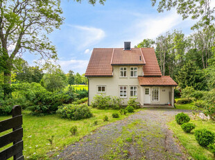 Jeløy/Moss. Flott og innholdsrik eiendom med flott hage, og 2 hus.