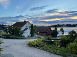 Klassisk og innholdsrik 6-roms stor enebolig i barnevennlig område med stor hage og terrasser. Flott utsikt!