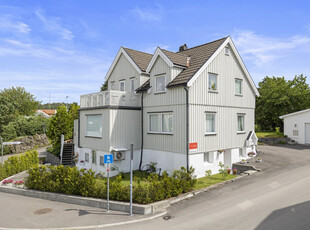 Klassisk og stilren bolig med 3 boenheter. Bo selv i hoveddelen, lei ut 2 leiligheter/hybler. Nær sjøen. 7 sov. Garasje.