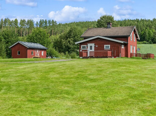 Koselig enebolig med landlig og solrik beliggenhet! Stor tomt på ca 8,3 daa.