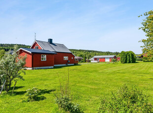 Koselig enebolig på stor og solrik tomt *Anneks, garasje og uthus * Gangavstand til skole og barnehage