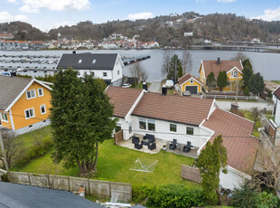 MALMØ-NY PRIS! Tiltalende enebolig med stor hage og usjenert uteplass nær elva og sentrum.