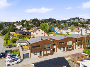 Moderne og lekker enebolig med høy standard fra 2021. Egen takterrasse. 4 soverom. Garasje med elbillader. Barnevennlig.