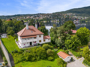 Nydelig villa tegnet av Ole Landmark, med privat sjølinje, naust og brygge ved Nordåsvannet. Garasje. Tomt på 2,3 mål.