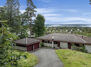 Oppussingsobjekt; 389 kvm villa med ca 5 mål tomt. Panoramautsikt og gode solforhold.