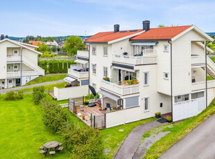 Pen 3-roms leilighet i 1. etg. med romslig balkong | Carport |Elbil lader | Sentralt