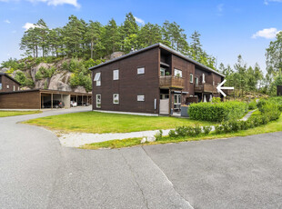 Pen og hyggelig 3-roms leilighet i 2. etg med solrik balkong. Carport med bod.