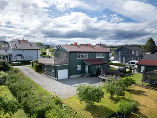 Pen og innholdsrik tomannsbolig med ypperlige sol-og utsiktforhold! Lekkert bad og kjøkken. Barnevennlig hage. Garasje!