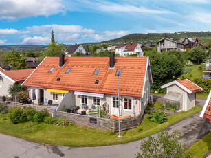 Pent rekkehus over to plan med barnevennlig beliggenhet - Vestvendt terrasse og hage - 3 soverom - Parkering i carport.