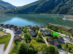 Praktfull eigedom med sentral plassering Gaupne. Solrik og med fin utsikt til fjorden og bygda