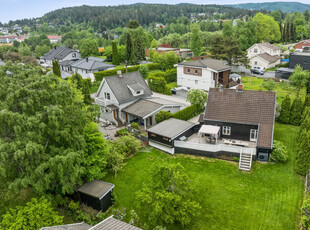 Rolig, men sentralt, flott enebolig med hele 893 kvm tomt og 60m² usjenert terrasse Kort vei til skole og barnehage.