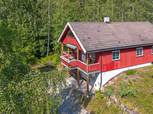 Romslig enebolig over 2 plan, pluss uinnredet loft med stort potensial. Landlig område, nær skog og helårs turterreng.