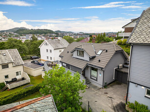 SANDNES - Innholdsrik enebolig med gåavstand til sentrum. Utleid kjeller. Stor terrasse med masse sol!