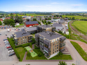 Selveierleilighet sentralt på Sem. Stor terrasse, utsikt, garasjekjeller og heis.