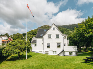 Sjelden mulighet | Flott leilighet over hele husets 1. etg. Privat solrik terrasse, trapp til nydelig hage. Parkering.