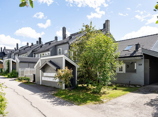 Skjermet enderekkehus med carport, stor hage og fine uteplasser. Sentralt, like ved butikker og kollektiv! Barnevennlig!