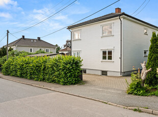 Stor bolig med 2 etasjer og kjeller - Pen, solrik hage - Garasje - Steinlagt gårdsplass og flott beliggenhet!