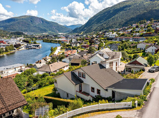 Stor einebustad med god plassering og flott utsikt | Utleige i sokkel | Garasje | Barnevenleg område!