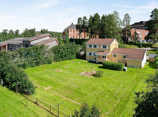 Stor og flott eiendom med sentral og attraktiv beliggenhet. Sjarmerende enebolig med garasje og flere solrike uteplasser