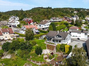 Stor og innholdsrik familiebolig - Pent uteområde - Veletablert og barnevennlig boligområde