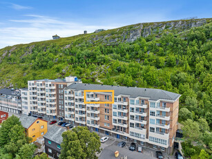 Stor og pen 2-roms toppleilighet med balkong, heisadkomst og spektakulær utsikt. Flott fellesareal med takterrasse mv.