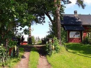 Stor og solrik eiendom på ca. 4,1 mål. Sjarmerende enebolig fra 1932 og uthus. Bygningsmasse med behov for renovering.