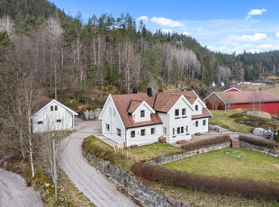 Stort hus med en vakker og solrik beliggenhet | Stue, loftstue og stort kjøkken | 4 soverom | Vaskerom | Dobbeltgarasje