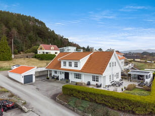 Sveio - Meget velholdt og innholdsrik enebolig med utleiedel sentralt - 2 garasjer - Hagestue - Flott opparbeidet tomt