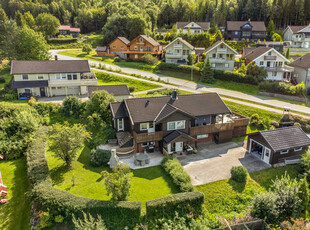 Tiltalende enebolig med attraktiv beliggenhet nært barnehage og skole. Garasje. Kjellerstue. Utsikt og gode solforhold.