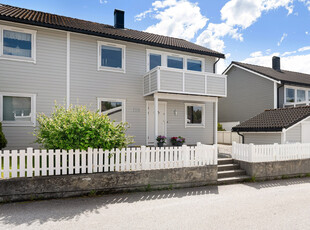 Tiltalende halvpart av tomannsbolig | 3 soverom | Balkong og terrasse | Garasje | Utebod