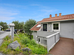 Tollumløkka. Ende-seksjon med carport, gode solforhold og flott utsikt på Raumyr. Selveier.