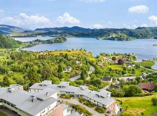 Toppleilighet med solrik balkong på 20 kvm og nydelig utsikt, to bad og garasjeplass. - Behov for oppussing.