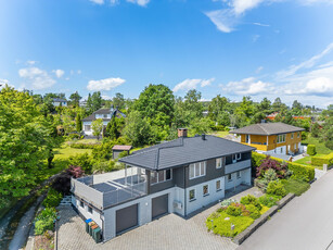 Trivelig, oppusset og innh. rik enebolig m/stor og solrik terrasse - dbl. garasje. Pent, moderne kjøkken og to bad/wc.