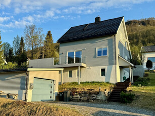 Tromsdalen sentralt - Velholdt enebolig med garasje, utsikt og fin tomt